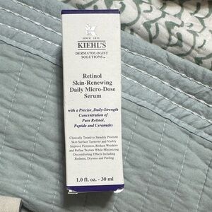 Kiehl's Retinol Daily Micro-Dose Serum - White and Purple